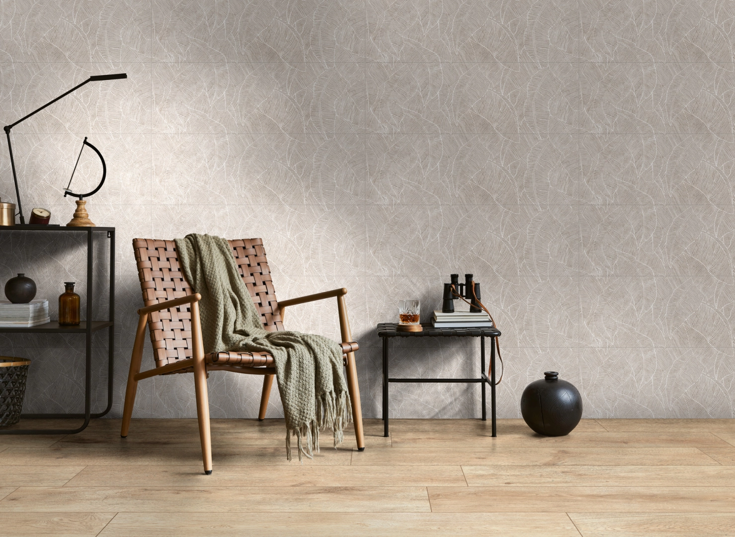 Gres porcelanowy Ragno Inedito efekt drewno w luksusowym salonie