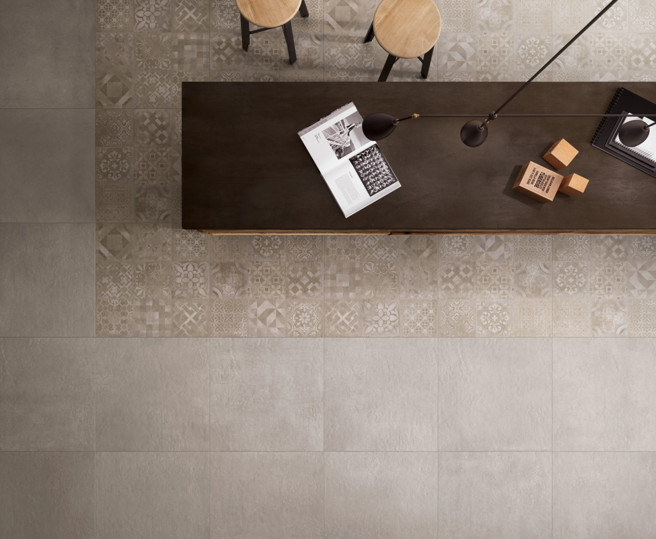 Płytki Ragno Studio imitujące kamień, Beton w eleganckim holu