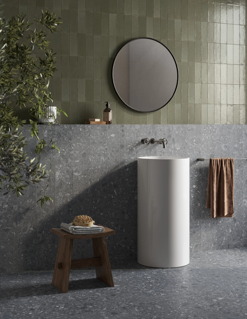 Gres Ragno Realstone Ceppo efekt terrazzo w eleganckim salonie z dużymi przeszkleniami