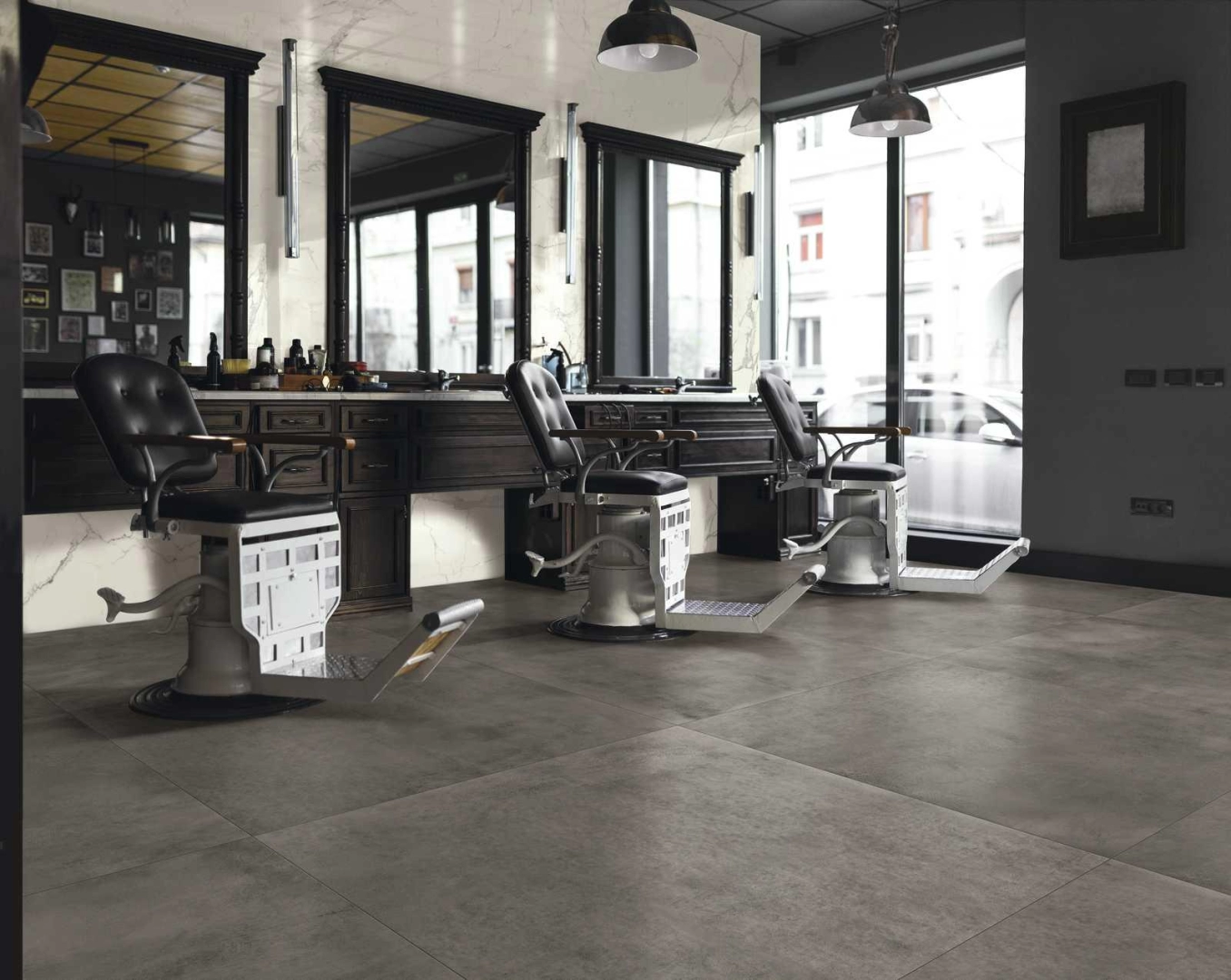 Gres Ragno Maiora Concrete Effect efekt beton w przestronnym salonie z oknami tarasowymi