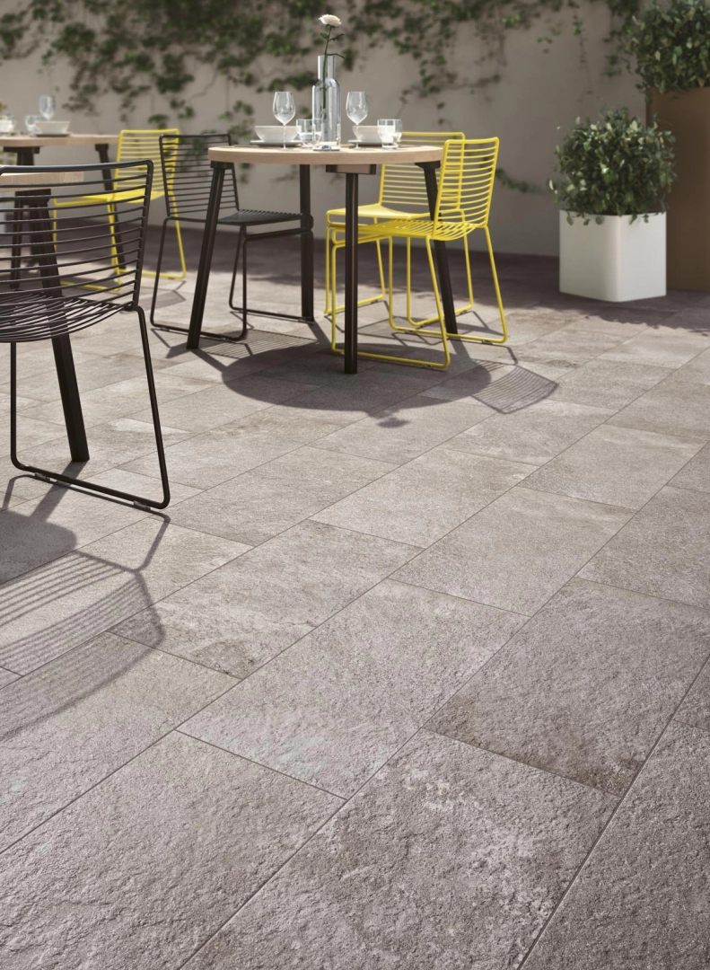 Gres porcelanowy Ragno Stoneway Porfido efekt kamień w luksusowym salonie