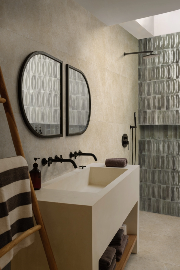 Gres porcelanowy Ragno Realstone Argent efekt beton w przestronnej strefie dziennej