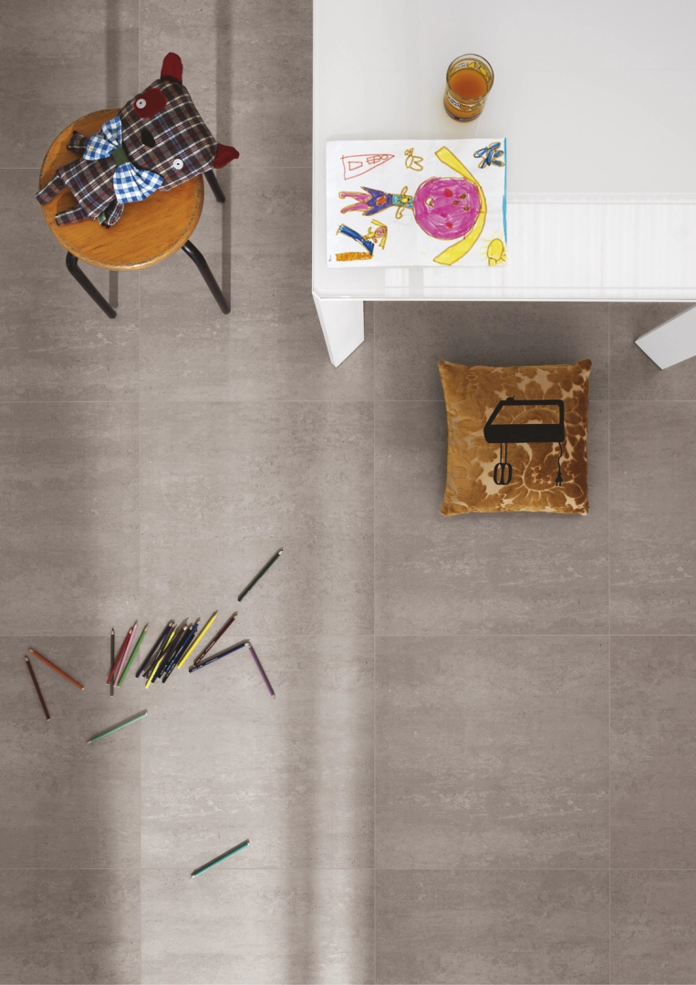 Gres porcelanowy Ragno Concept efekt kamień w nowoczesnej aranżacji salonu