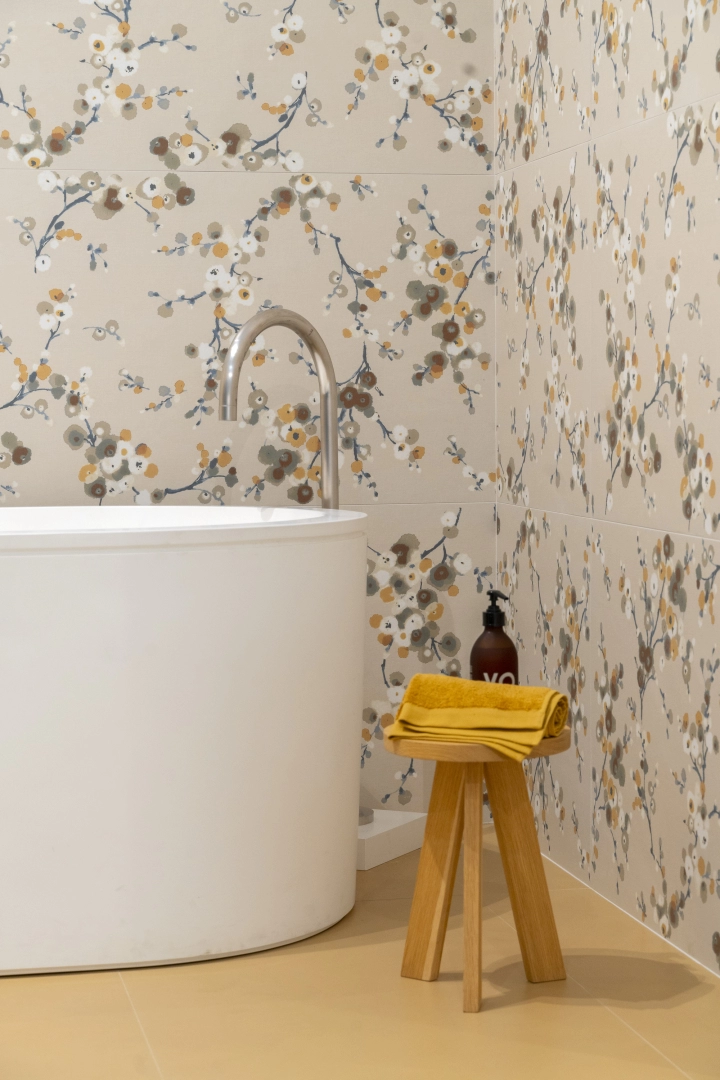 Ragno Decora gres o efekcie kamień w nowoczesnym apartamencie