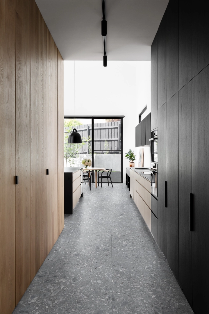 Gres porcelanowy Ragno Realstone Ceppo efekt terrazzo w nowoczesnej aranżacji salonu