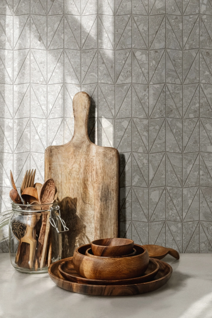 Gres porcelanowy Ragno Stratford efekt kamień, Beton w przestronnej strefie dziennej – aranżacja 49