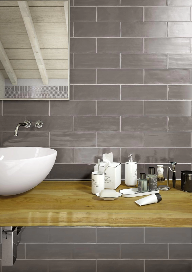 Gres Ragno Brick Glossy efekt cegła w eleganckim salonie z dużymi przeszkleniami