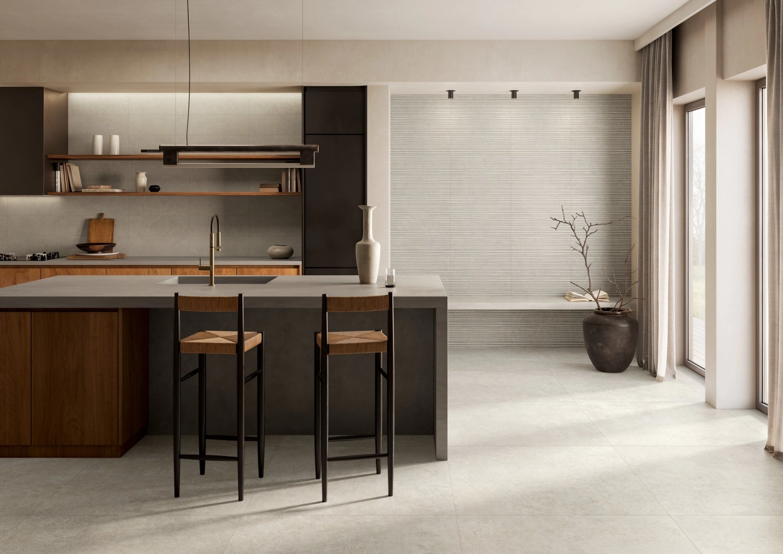 Wielkoformatowy gres Ragno Tiempo Wall efekt beton w salonie z kominkiem