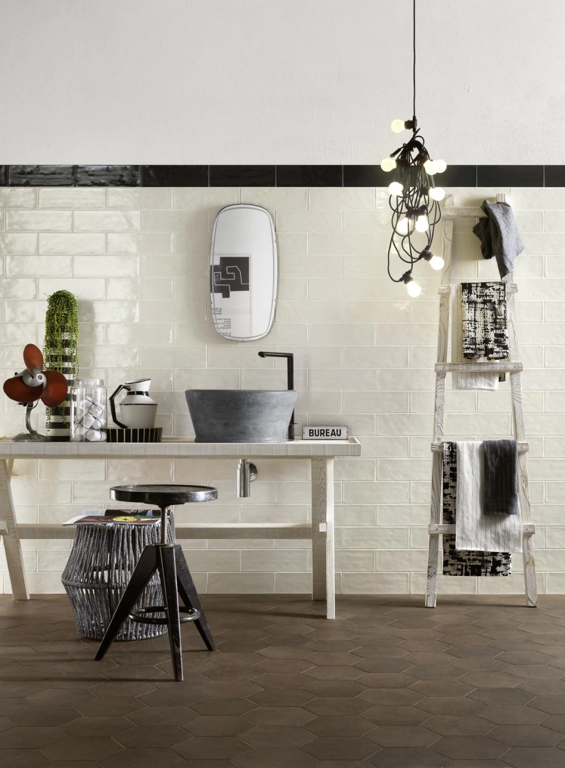 Gres Ragno Brick Glossy efekt cegła w minimalistycznym salonie