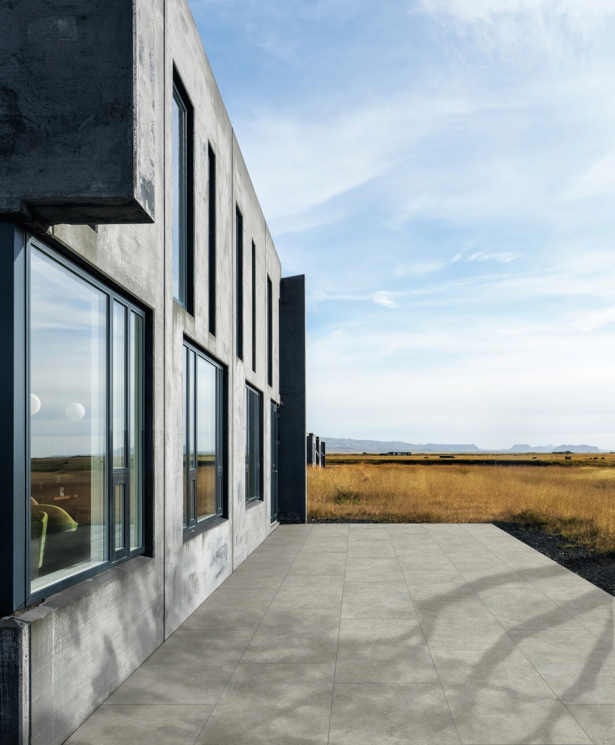 Płytki gresowe Ragno Realstone Argent efekt beton w salonie w jasnych tonach