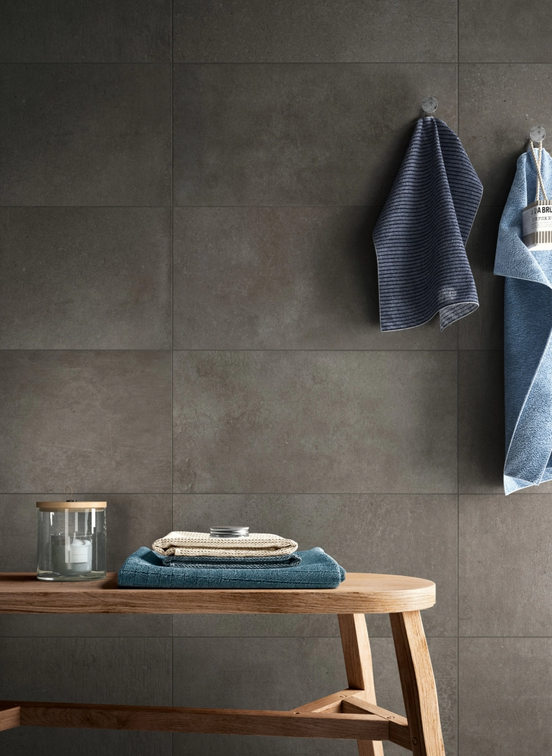 Gres porcelanowy Ragno Studio efekt kamień, Beton w nowoczesnej aranżacji salonu