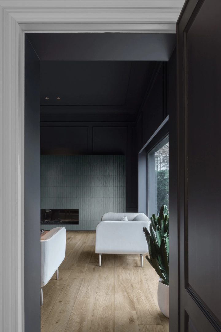 Gres porcelanowy Ragno Boheme efekt drewno w luksusowym salonie