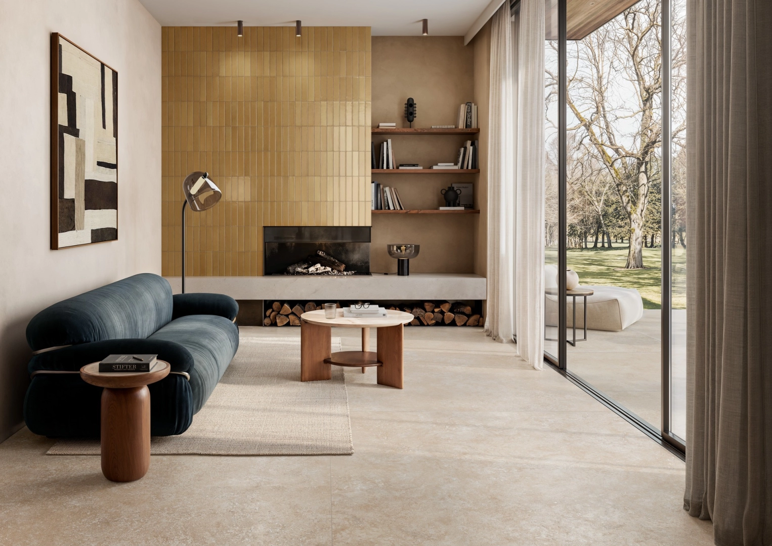 Ragno Realstone Travertino – gres imitujący kamień w jasnym, przestronnym salonie