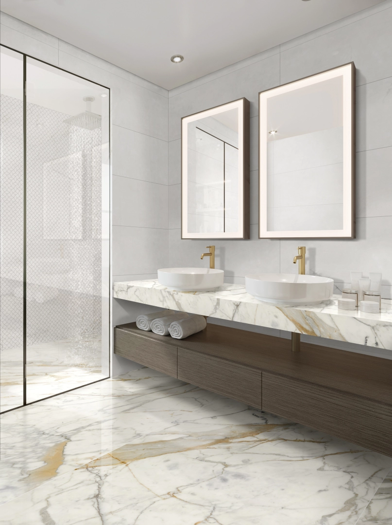 Gres porcelanowy Ragno Incanto efekt marmur w przestronnej strefie dziennej