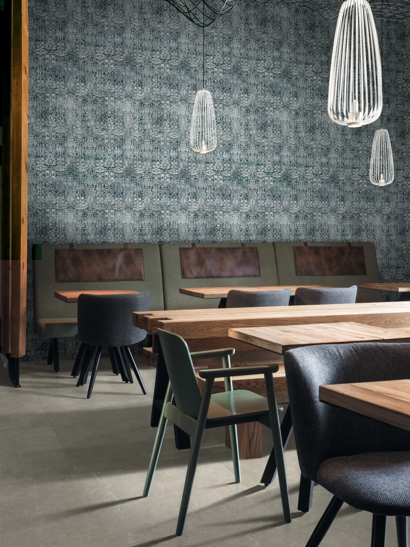 Wielkoformatowy gres Ragno Realstone Argent efekt beton w eleganckiej strefie dziennej