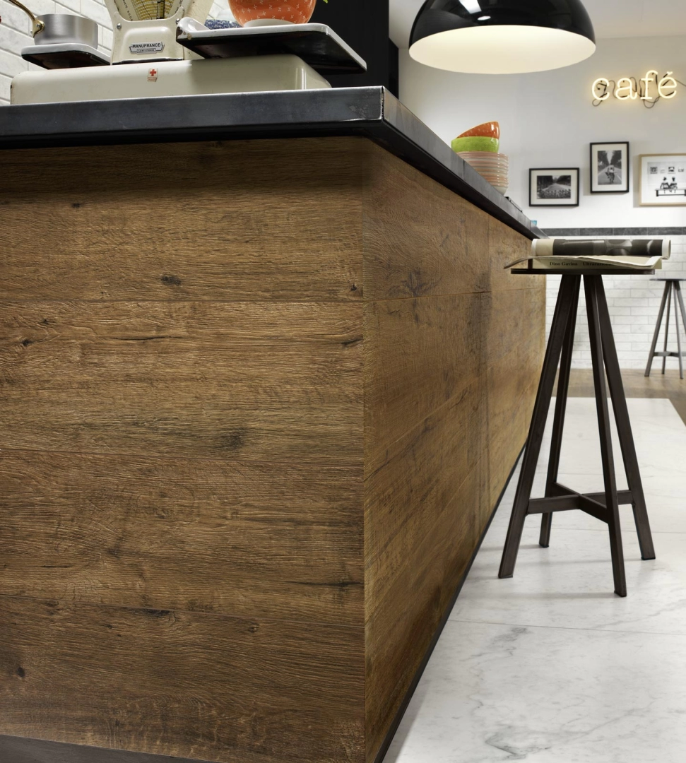 Ragno Incanto efekt marmur – aranżacja salonu w stylu loft