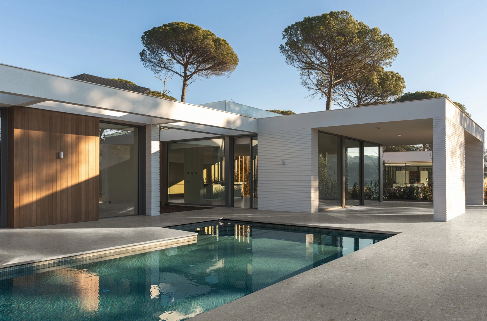 Gres porcelanowy Ragno Realstone Ceppo efekt terrazzo w luksusowym salonie
