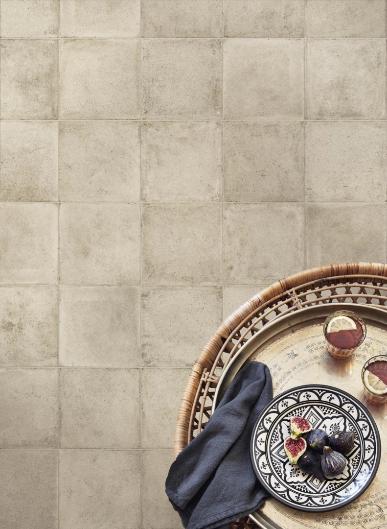 Gres porcelanowy Ragno Ottocento efekt beton w nowoczesnej aranżacji salonu