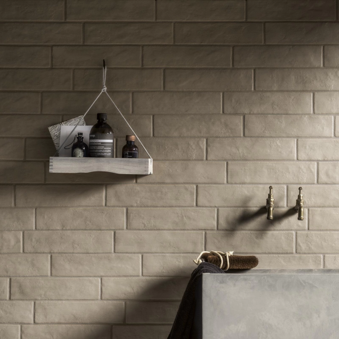 Ragno Calce – gres imitujący kamień w salonie w stylu skandynawskim