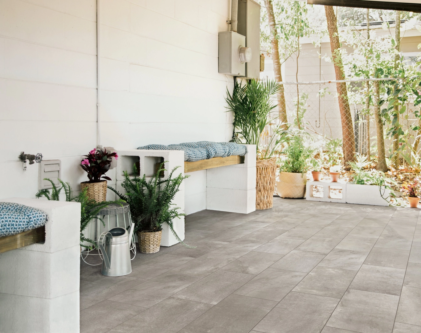 Gres porcelanowy Ragno Stoneway Ardesia efekt kamień w nowoczesnej aranżacji salonu