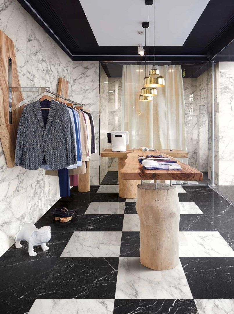 Marazzi Allmarble gres o efekcie marmuru w eleganckim wnętrzu z kominkiem