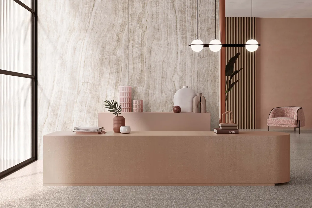 Gres Abk BLEND efekt beton, terrazzo - aranzacja w korytarzu z naturalnym swiatlem