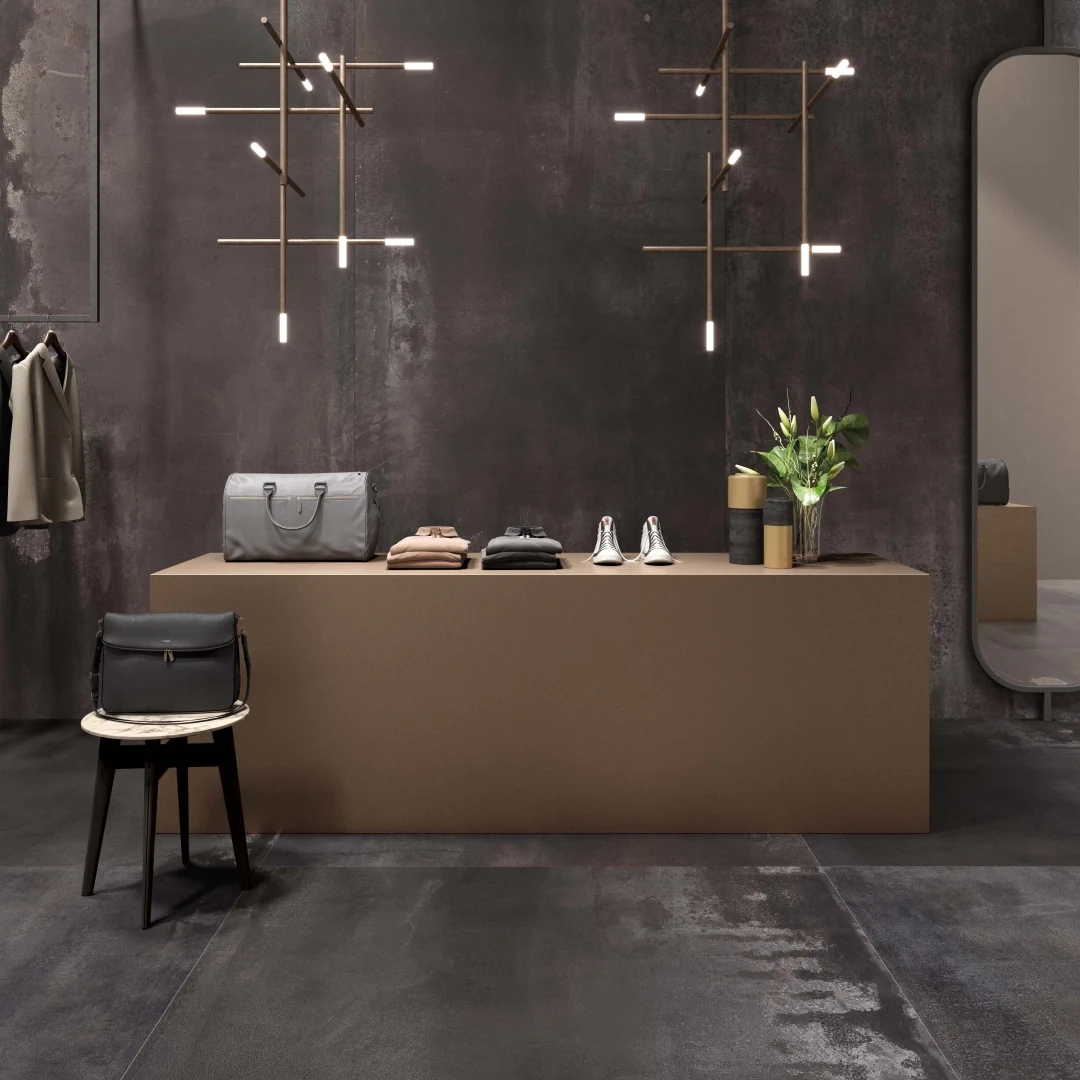Gres Abk INTERNO 9 efekt metal - aranzacja w korytarzu z naturalnym swiatlem