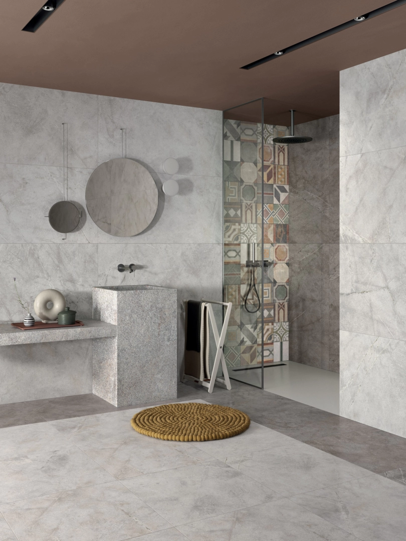 Gres abk PLAY efekt kamień, wzór, terrazzo, beton - aranzacja w korytarzu z naturalnym światłem