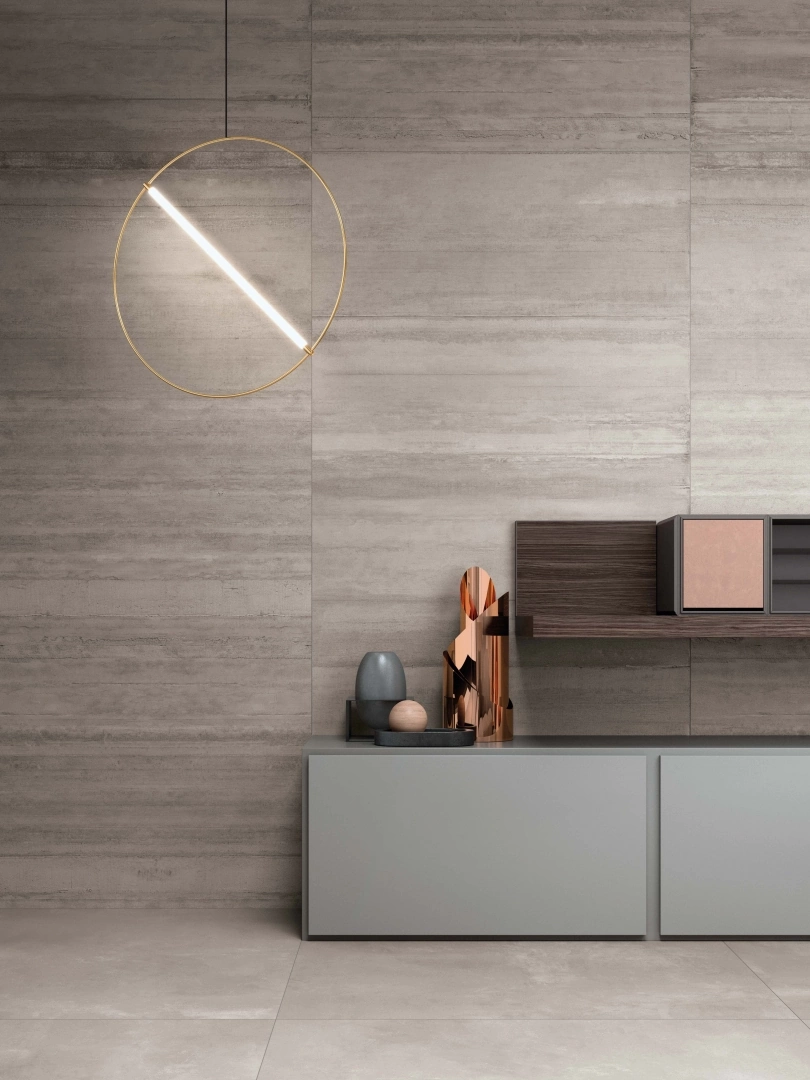 Gres Abk LAB325 efekt beton - aranzacja w korytarzu z naturalnym swiatlem