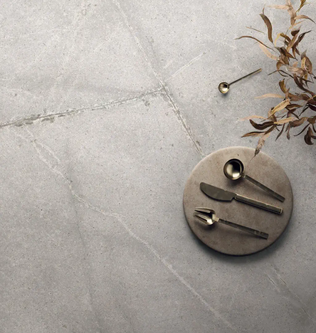 Gres Abk ATLANTIS efekt terrazzo, kamień - aranzacja w przy kominku