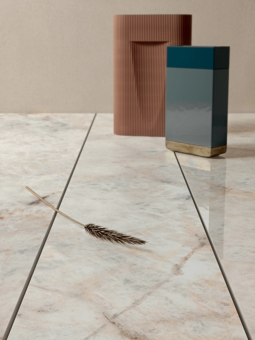 Gres Abk SENSI GEMS efekt marmur - aranzacja w minimalistycznym wnetrzu