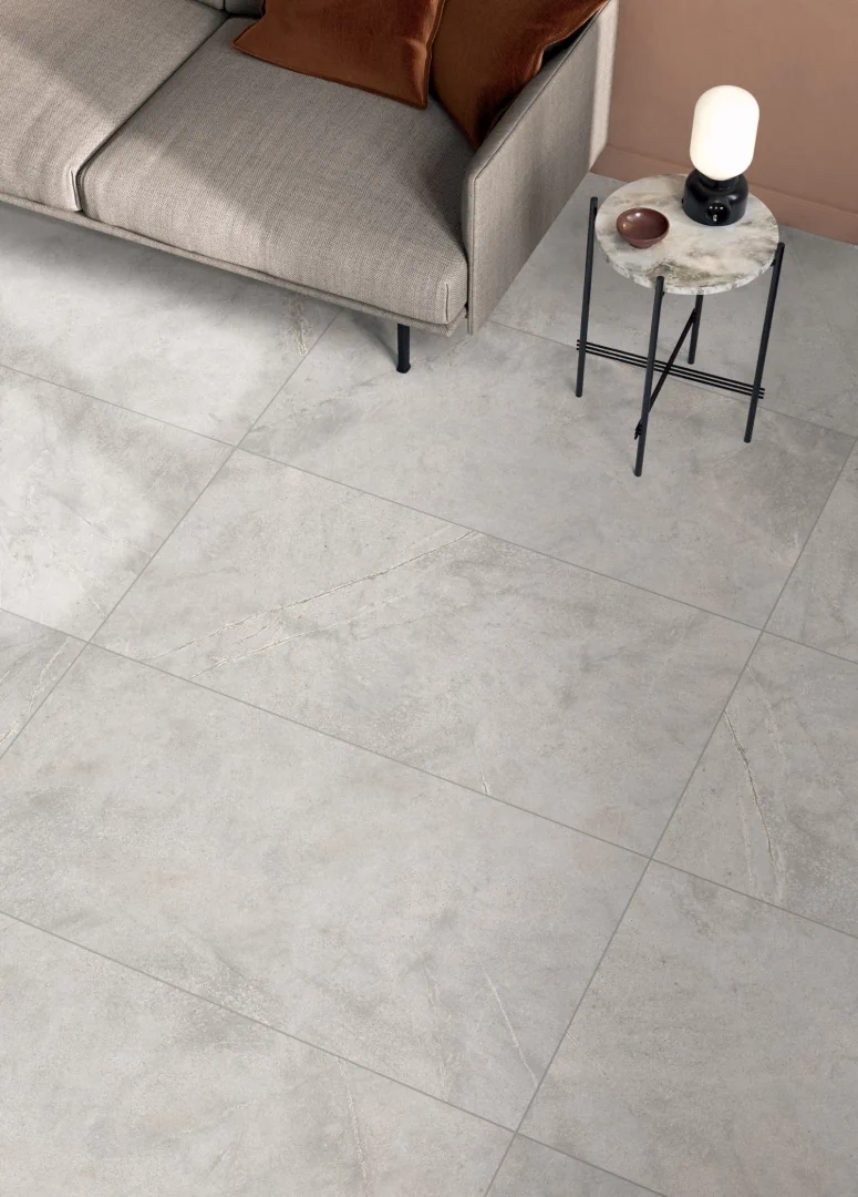 Gres Abk ATLANTIS efekt terrazzo, kamień - aranzacja w korytarzu z naturalnym swiatlem