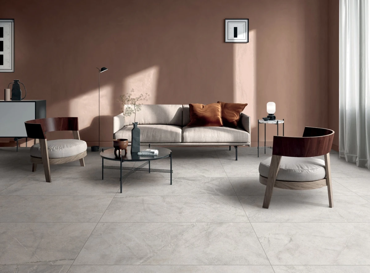 Gres Abk ATLANTIS efekt terrazzo, kamień - aranzacja w korytarzu z naturalnym swiatlem
