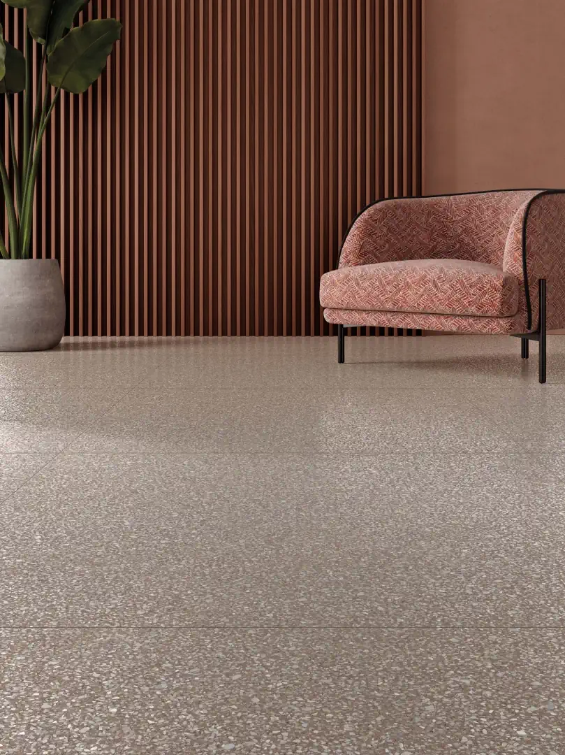 Gres Abk BLEND efekt beton, terrazzo - aranzacja w korytarzu z naturalnym swiatlem