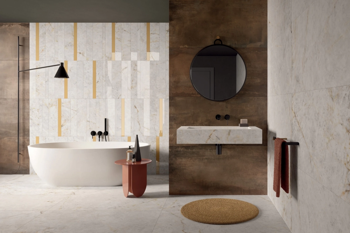 Gres Abk SENSI GEMS efekt marmur - aranzacja w korytarzu z naturalnym swiatlem