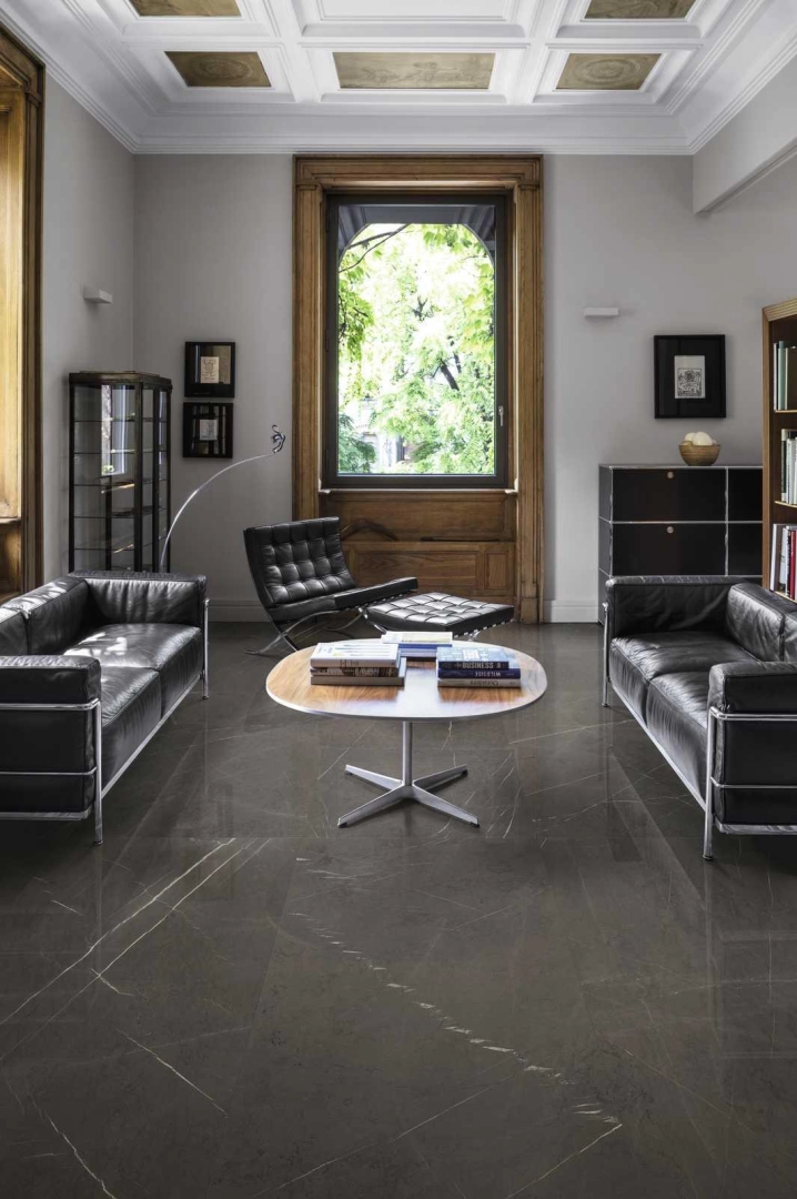 Gres Marazzi Allmarble efekt marmur w salonie w stylu contemporary