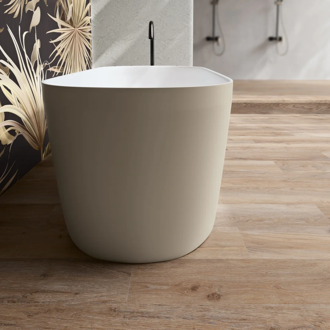 Gres ape ATELIER efekt tapeta - aranzacja w korytarzu z naturalnym swiatlem