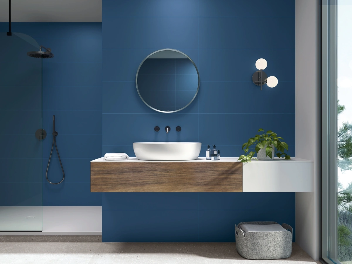Gres Ape COLORFUL efekt kolor - aranzacja w korytarzu z naturalnym swiatlem