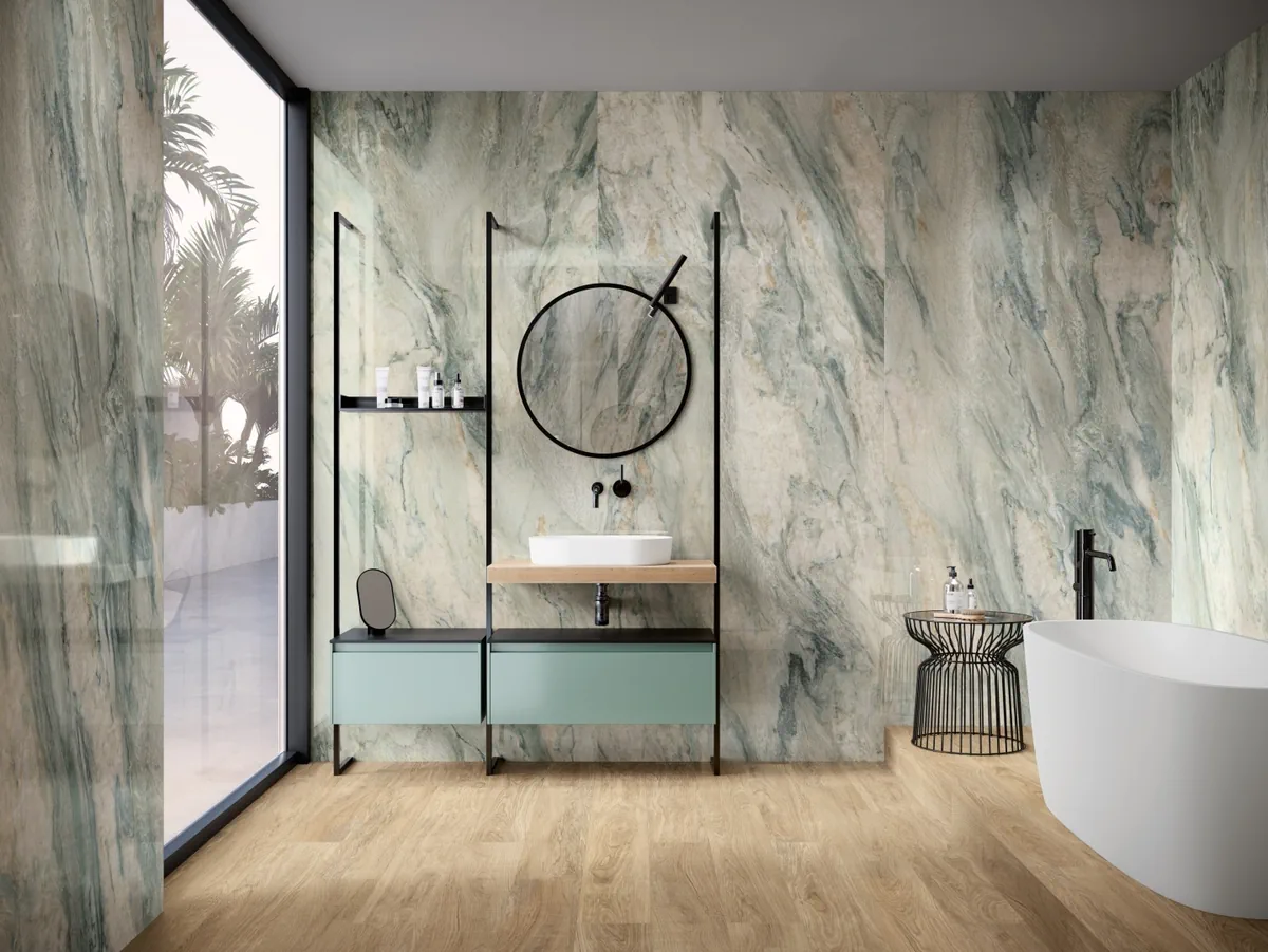 Gres Ape GAYA QUARTZITE efekt marmur - aranzacja w przestronnym holu