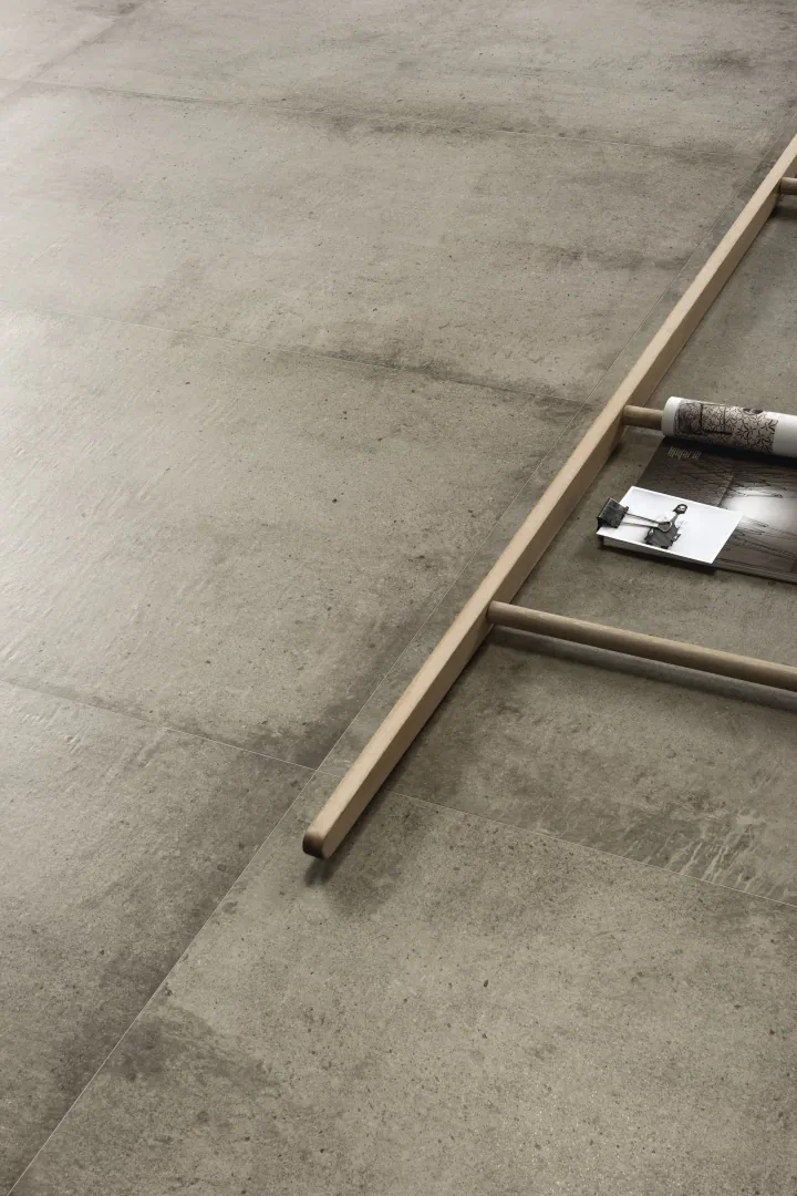 Gres Ariostea ULTRA TEKNOSTONE efekt kamień - aranzacja w korytarzu z naturalnym swiatlem