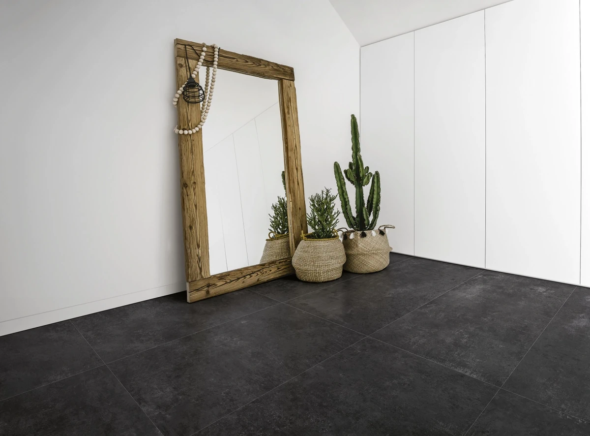 Gres Ariostea CON.CREA. efekt beton - aranzacja w korytarzu z naturalnym swiatlem