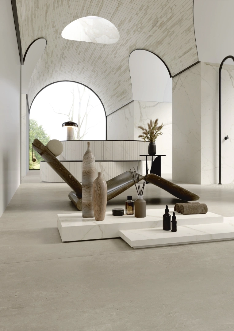 Gres Ariostea MARBLE ACTIVE efekt marmur - aranzacja w strefie dziennej z duzymi przeszkleniami