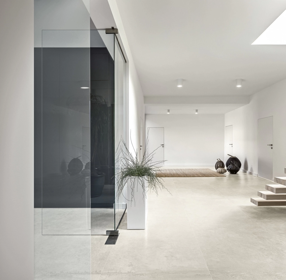 Gres Ariostea CON.CREA. efekt beton - aranzacja w korytarzu z naturalnym swiatlem