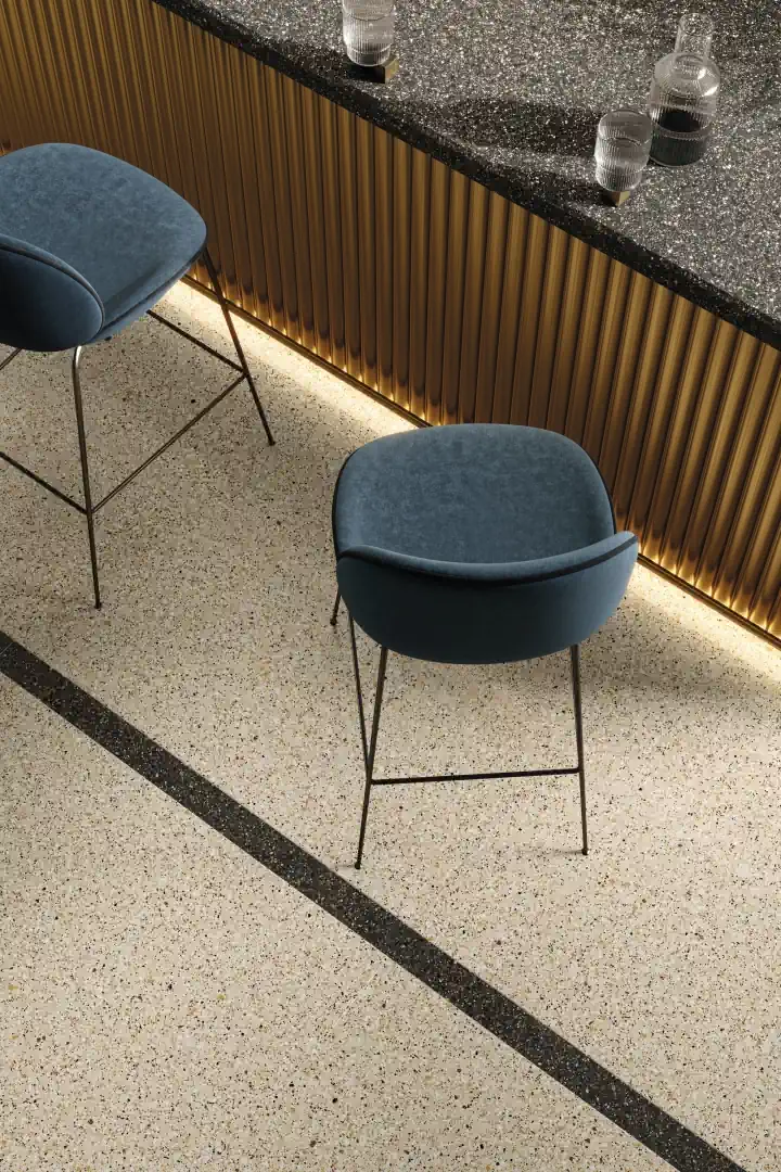 Gres Ariostea ACCADEMIA efekt terrazzo - aranzacja w strefie dziennej z duzymi przeszkleniami