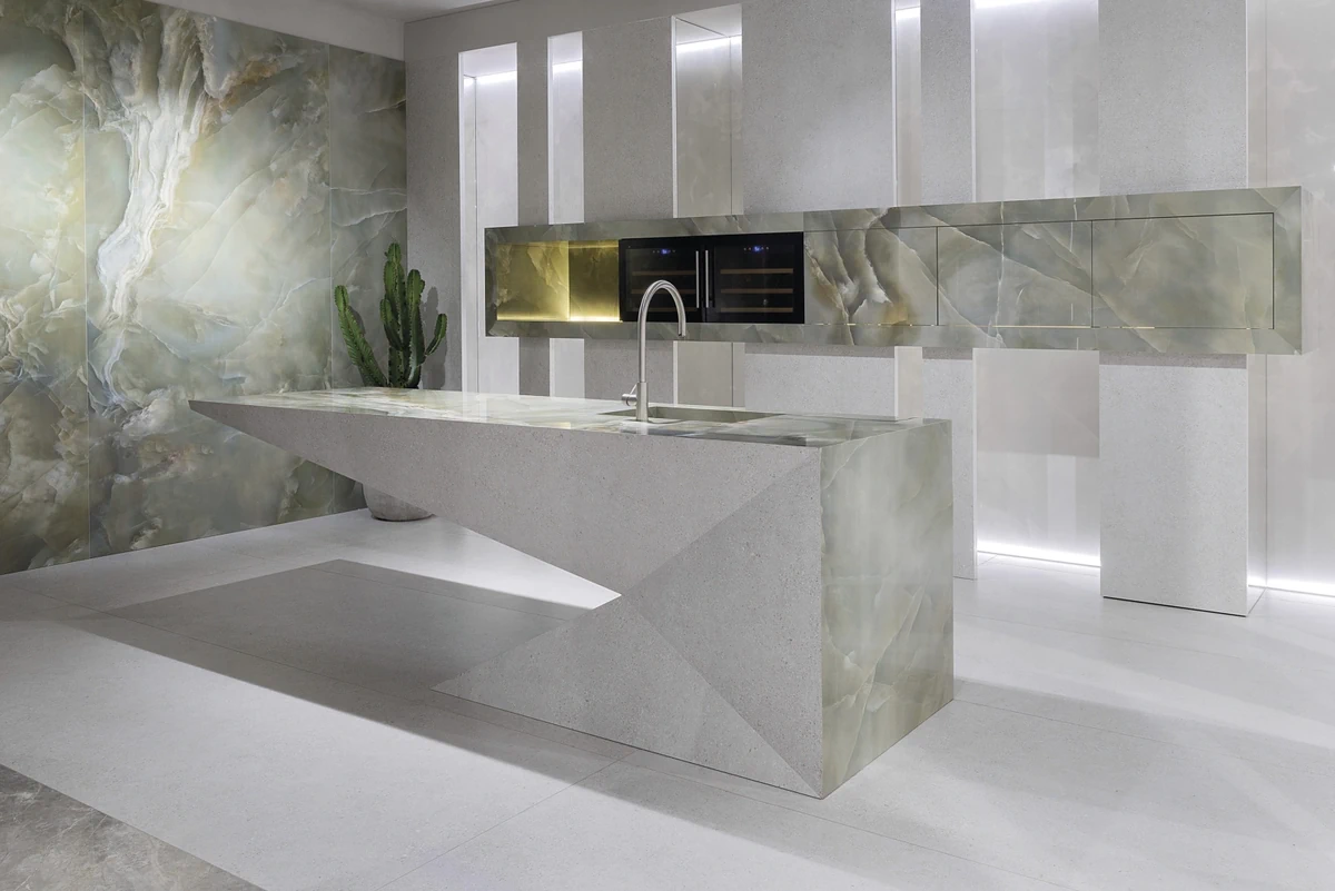 Gres Ariostea ULTRA ONICI efekt marmur - aranzacja w eleganckiej lazience