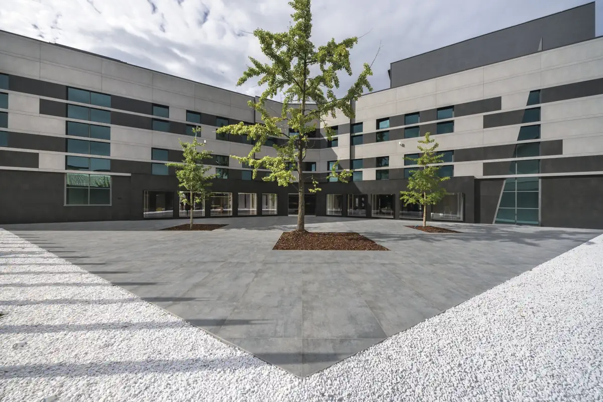 Gres Ariostea ULTRA TEKNOSTONE efekt kamień - aranzacja w elewacji domu
