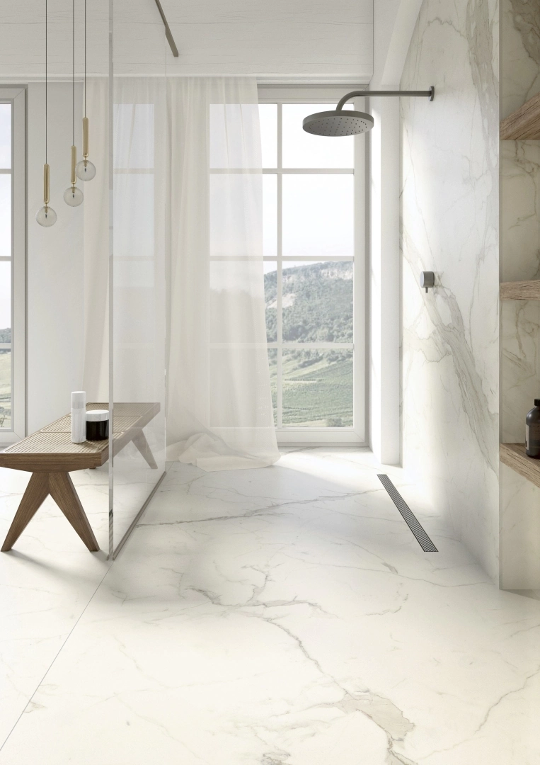 Gres Ariostea MARBLE ACTIVE efekt marmur - aranzacja w korytarzu z naturalnym swiatlem