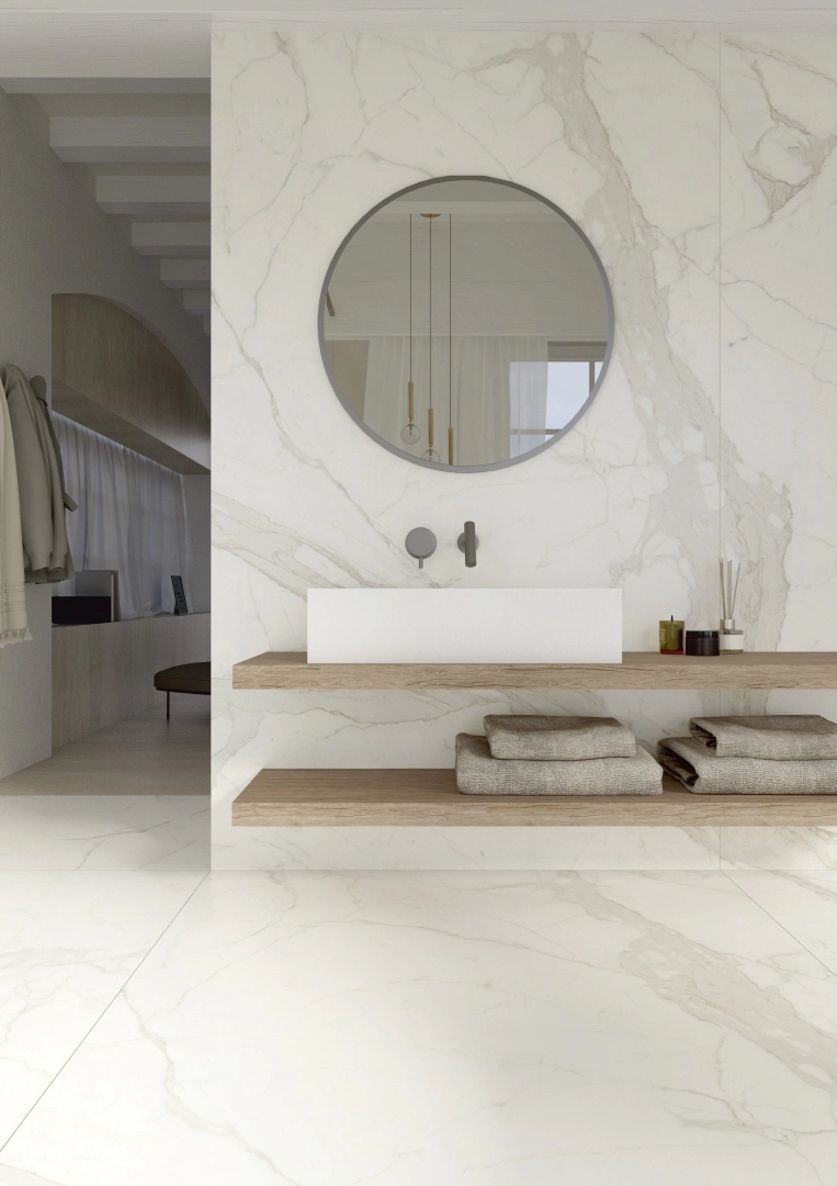 Gres Ariostea MARBLE ACTIVE efekt marmur - aranzacja w przestronnym holu