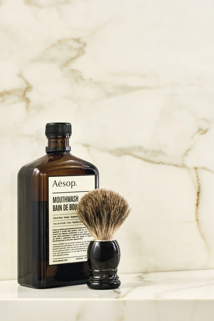 Gres Ariostea MARMI CLASSICI efekt marmur - aranzacja w korytarzu z naturalnym swiatlem