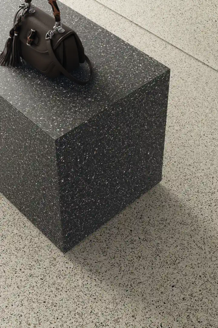 Gres Ariostea ACCADEMIA efekt terrazzo - aranzacja w przestronnym holu